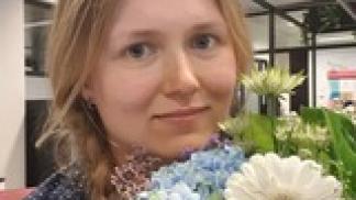 Picture of Vera Provatorova holding flowers.