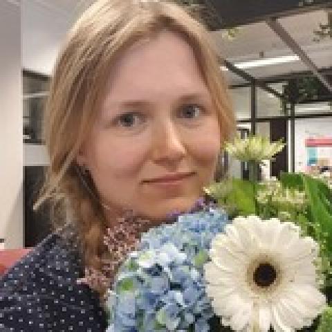 Picture of Vera Provatorova holding flowers.